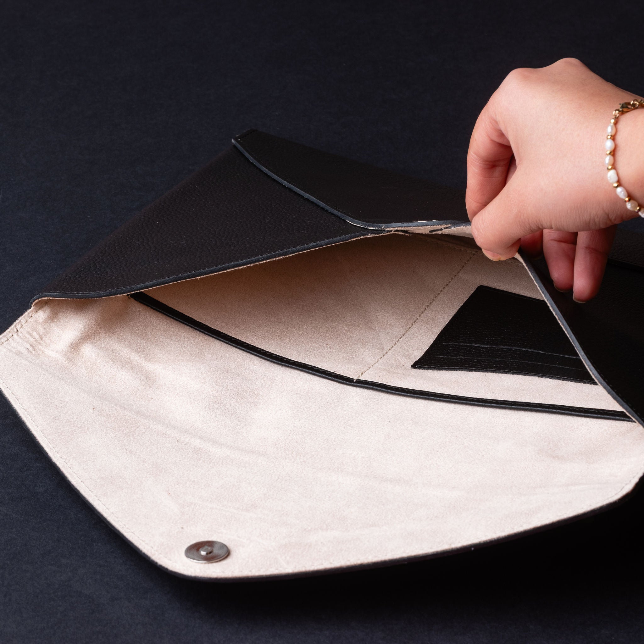 IDYR Ltam Ikhoy 10 Tablet & PC Sleeve in Black | Handmade Luxury Leather
